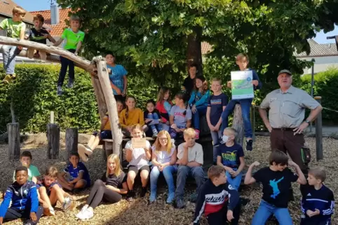Förster Rüdiger Sinn und die Klasse 4a der Grundschule Hatzenbühl, Sieger der diesjährigen Waldjugendspiele. 