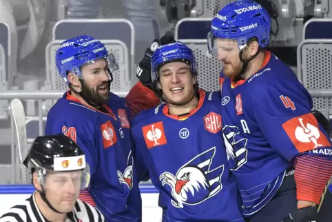 Ruslan Iskhakov (Mitte) feiert sein Tor zum 2:0.