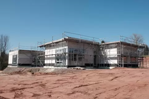 Am Contwiger Kindergarten – hier ein Foto vom März 2020 – wird derzeit nicht weitergebaut. 