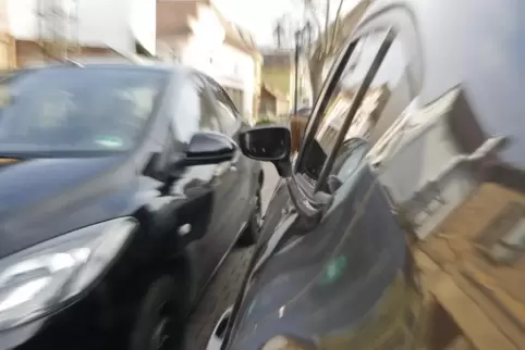 Auf der K 16 wurde beim Begegnungsverkehr ein Autospiegel beschädigt. 