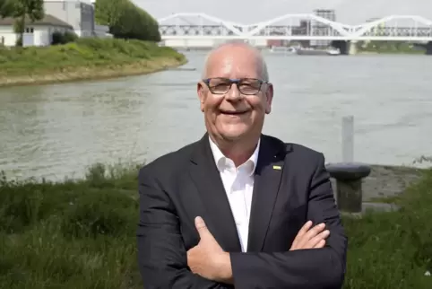 Michael Goldschmidt hat für das RHEINPFALZ-Gespräch seinen Lieblingsort in Ludwigshafen gewählt: Die Parkinsel, auf der er mit s