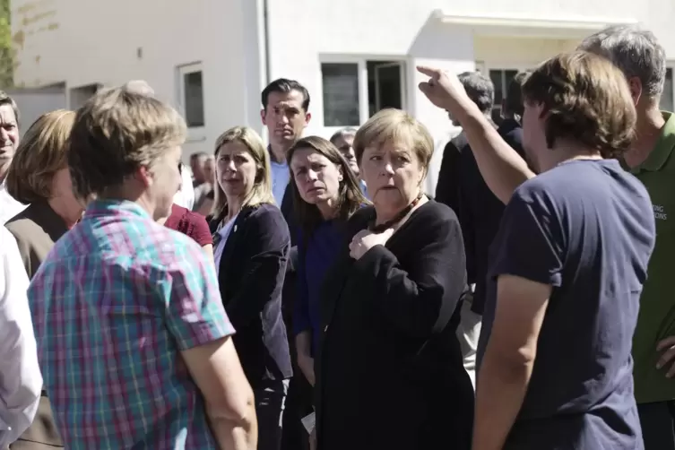 Bundeskanzlerin Merkel im Gespräch mit Anwohnern in Altenahr. 