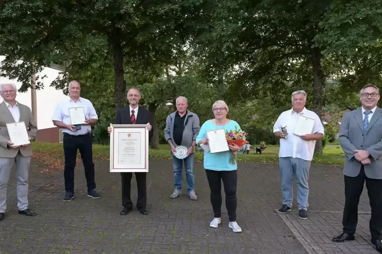Ortsgemeinde Lemberg zeichnet verdiente Bürger aus: von links Klaus Westenweller, Andreas Faass, Heinrich Hoffmeister, Alwin Sch