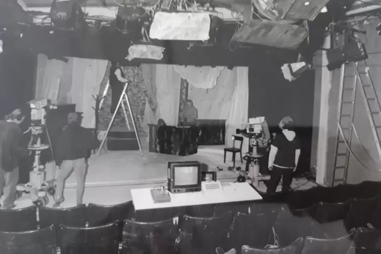Historische Fotos geben Einblicke in die ehemalige Lagerhalle, in der das Theater Alte Werkstatt – daher der Name – bis 1999 unt