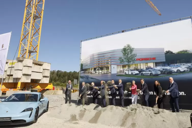 Beim Spatenstich von links: Uwe Finkler, Rainer Blessgen, G&uuml;nther Falkenstein, Daniel Rittersbacher, Alexander Pollich, Hans J&uuml;r