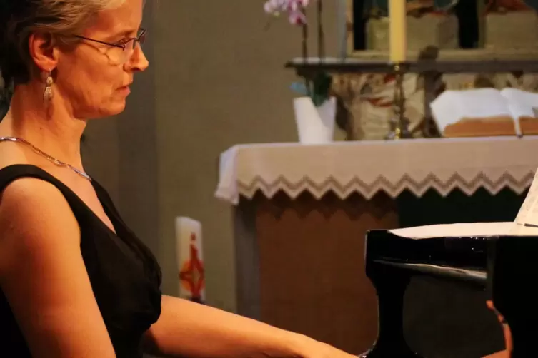 Barbara Baun wird Sänger am Klavier begleiten.