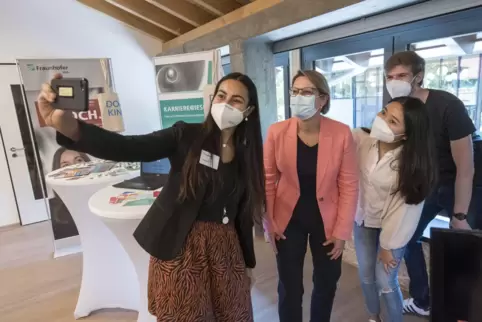 Selfie mit der Ministerin am Infostand des Fraunhofer-IESE: Jasmin Awan, Bildungsministerin Stefanie Hubig, Anudari Erdenechimeg