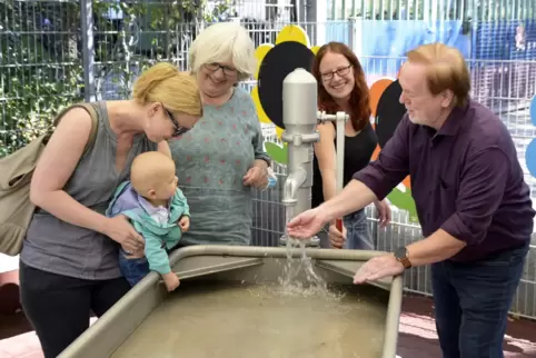 Das neue Wasserbecken kommt gut an – bei Groß und Klein.