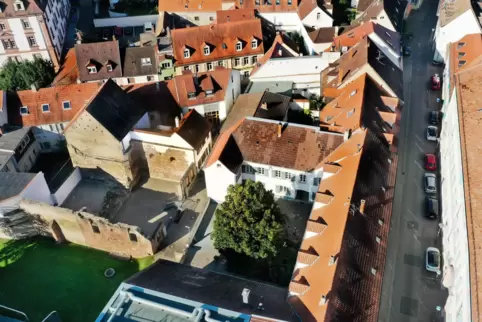Aus der Luft: Bisher liegen Ein- und Ausgang in der Kleinen Pfaffengasse (rechts). Die Stadt liebäugelt mit einem Ausgang in die