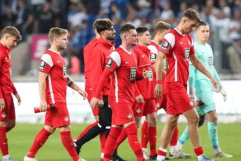 Niedergeschlagen in die Kurve: FCK-Spieler nach dem Abpfiff.