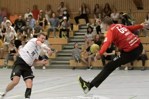 PARIERTLeonnard Pfeil (HSG) scheitert an TuS-Keeper Henning Huber. 