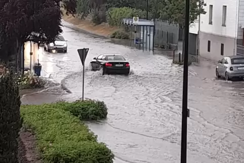 Nach dem Starkregen im Juni standen Teile der Contwiger Ortsdurchfahrt unter Wasser.