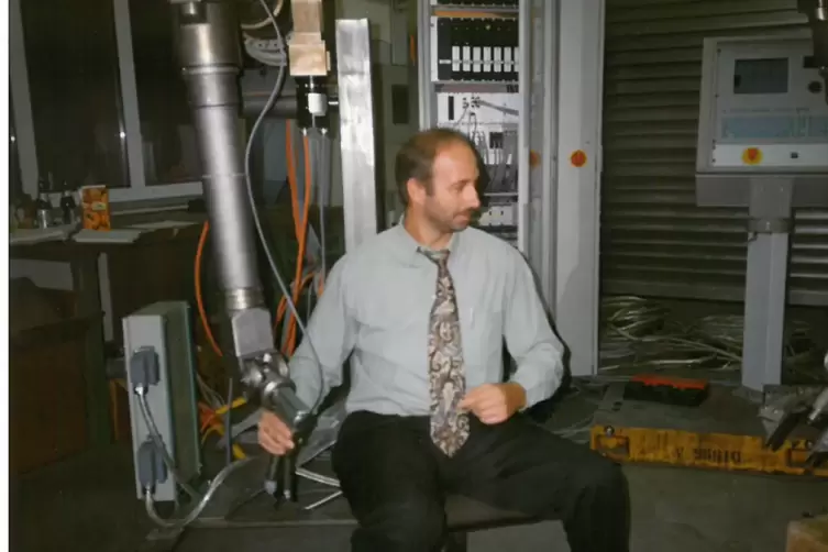 Michael Englert 1994 in seinem Kellerb&uuml;ro in Kuhardt bei der Entwicklung eines Steuerungssystem f&uuml;r einen Teleroboter. 