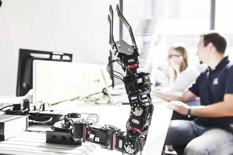 ITK-Ingenieure bringen 2015 Intelligenz in die Maschine, in dem Fall ein &bdquo;Roboterarm&ldquo;. 