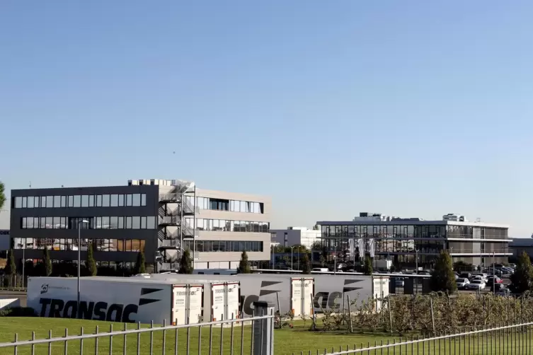 Die beiden ITK Geb&auml;ude im R&uuml;lzheimer Gewerbegebiet. Der Firmensitz (re.) wurde 2013 eingeweiht, das zweite B&uuml;rogeb&auml;ude 2018. Die
