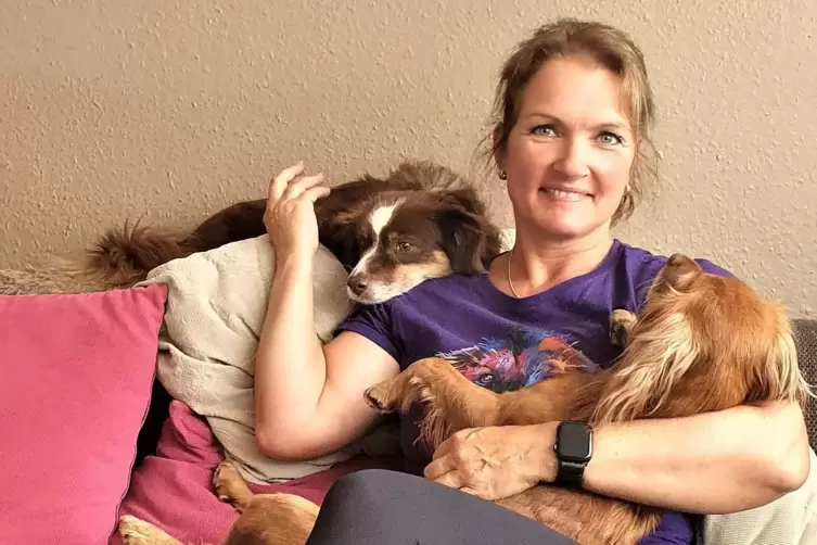 Daheim wird gechillt, drau&szlig;en ist Action angesagt: Nadine Hartlieb mit mit Pebbles und Wickie. 