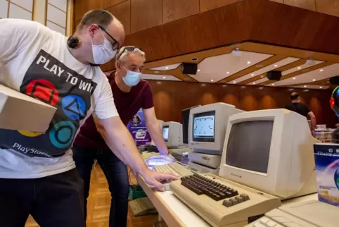 Da werden bei so manchem Erinnerungen wach: Benjamin Stoll (links) schaut sich die Computer von Christian Scherr an.