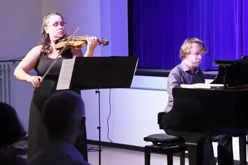  Ana Paola Alarcón (Violine) und Benjamin Reiter (Klavier) nahmen ihr Publikum im Blauen Haus mit zu einem Abend voller Leidensc