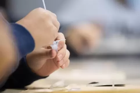 Die Schule und die Tests von Schülern haben begonnen, die Anzahl der Corona-Fälle steigt. Die derzeitige Corona-Welle betrifft v