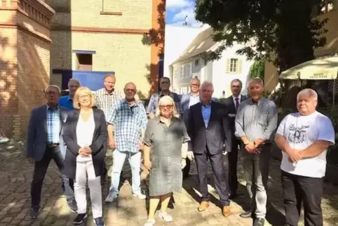 Gemeinsam mit den Karnvelisten überreichte Beate Steeg (vorne links) die Spende.