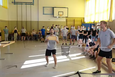 Das Gewinnerteam aus Wolfersheim (grau) und der Jugendfeuerwehr Breitfurt müssen Tischtennisbälle mit einem Brett umlenken. 