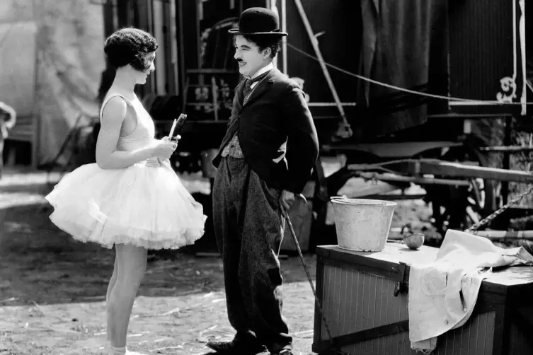 Charlie Chaplin und Merna Kennedy in dem Film „The Circus“.