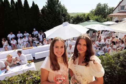 Beim Picknick in Weiß zur Kerwe in Kindenheim hat Miss Käsekuche 2019, Emely Barth (links) die Krone an ihre Nachfolgerin Mira C