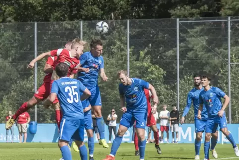 Getümmel im Gonsenheimer Strafraum: FCK-U21-Spieler Moritz Theobald (im roten Trikot ) versucht mit dem Kopf an den Ball zu komm
