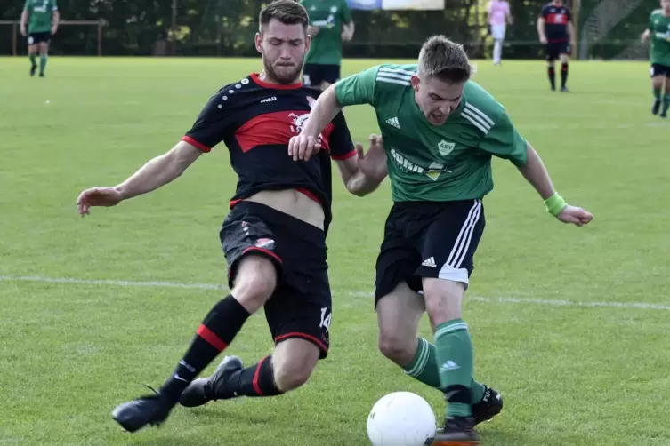 Der ASV Heßheim, hier Steffen Wulf (rechts) im Zweikampf mit dem Beindersheimer Niklas Müller, demonstrierte, was Ballbesitzfußb