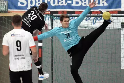 Glanzparade: Torwart Roko Peribonio meistert den Wurf des Dansenbergers Rebelo Magalhaes.