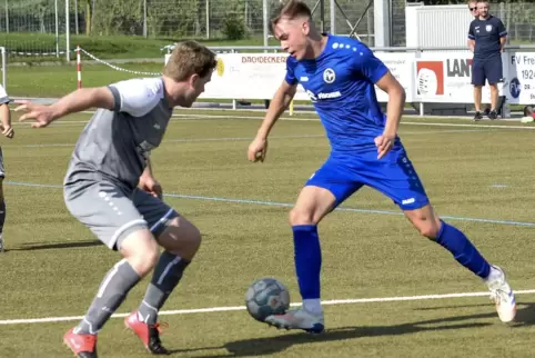 Jonas Schäfer (rechts), hier mit SC-Spieler Nils Becker, traf zweimal für den FV Freinsheim.