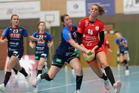 Herrenbergs Lea Neubrander (links) im Zweikampf mit Bären-Torjägerin Lara Eckhardt.