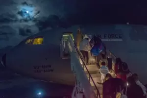 Afghanische Flüchtlinge treten ihre Weiterreise von Ramstein an. Die meisten werden aus der Pfalz direkt in die USA geflogen. Afghanische Flüchtlinge treten ihre Weiterreise von Ramstein an. Die meisten werden aus der Pfalz direkt in die USA geflogen.