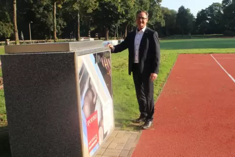 Sportbürgermeister Ralf Eisenhauer mit der neuen Sportbox.