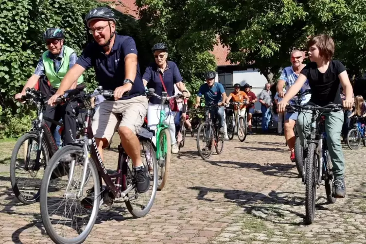 Rund 50 Radfahrer aus allen Kreisteilen haben sich in Harxheim am Auftakt der Stadtradeln-Kampagne im Donnersbergkreis beteiligt