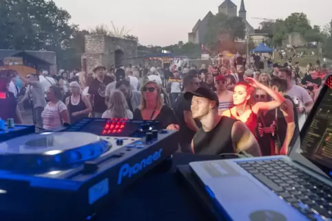 DJ Stefan Hub mit seiner technischen Ausstattung. 
