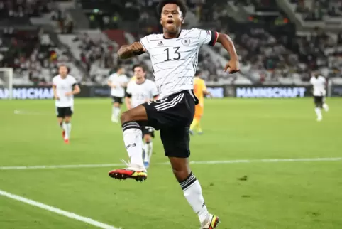 Karim Adeyemi feiert sein Tor zum 6:0. Das Trikot mit der 13 trug einst auch Gerd Müller.