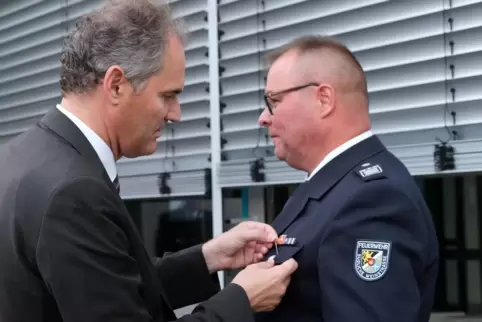 Landrat Dietmar Seefeldt verleiht die Kreiswappennadel an Dirk Nerding. 
