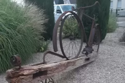 Zur Dorfradel-Aktion angefertigt: eine Skulptur von Künstler Ulrich Steinmetz. 
