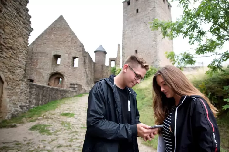 Max und Hannah Kaiser versuchen sich an der digitalen Schnitzeljagd auf Burg Lichtenberg.