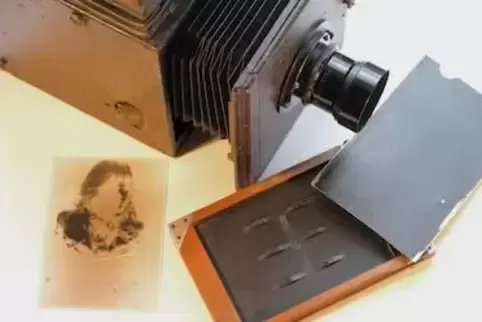 Die gläserne Fotoplatte wurde im Dunkeln in die Holzkassette eingelegt und mit dem Lichtschieber rechts im Bild lichtdicht versc