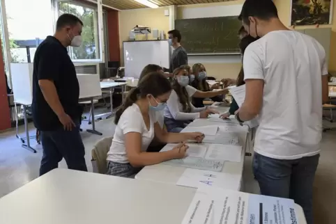 Stimmabgabe im Klassenzimmer: Bei der Juniorwahl mitmachen durften die Klassenstufen zehn bis 13. Betreut wurde die Organisation Stimmabgabe im Klassenzimmer: Bei der Juniorwahl mitmachen durften die Klassenstufen zehn bis 13. Betreut wurde die Organisation