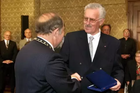  2001 erhält Eberhard Layher (rechts) von Speyers Oberbürgermeister Werner Schineller (CDU) die Ehrenplakette der Stadt Speyer. 