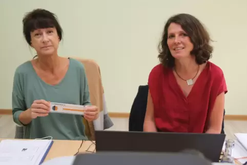 Petra Kisser (links) und Dorothee Bauhaus leiteten den Letzte-Hilfe-Kurs in der ökumenischen Sozialstation Lauterecken-Wolfstein
