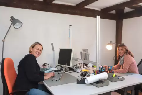 Die beiden neuen Kita-Sozialarbeiterinnen in ihrem Büro im Gemeindehaus: Astrid Kögel (li.) und Ingrid Kipp. 