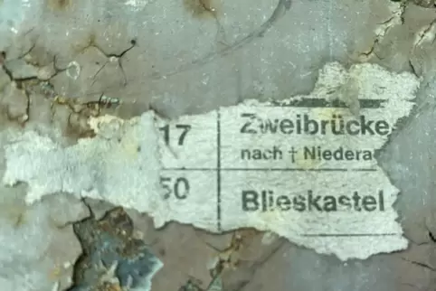 Am alten Bahnhaltepunkt in Wörschweiler hängt noch ein Schnipsel eines alten Fahrplans, der daran erinnert, dass früher Züge nac