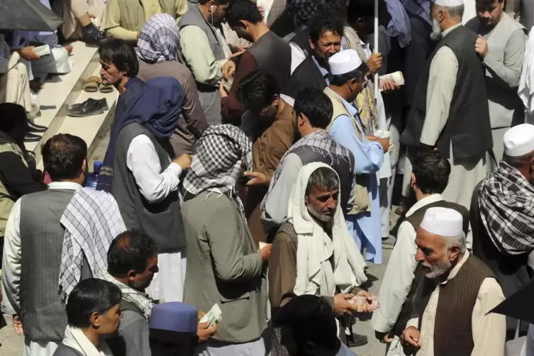 Ein Zeichen der Krise: Schwarzmarkt-Geldwechsler drängen sich auf dem Sarai Shahzada-Markt in Kabul.