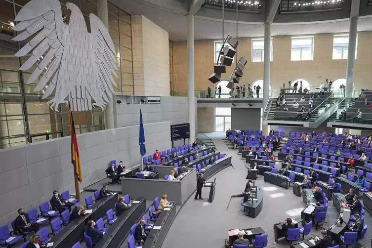 Der Bundestag hat am Dienstag beschossen, dass Beschäftigte in Kitas, Schulen und Pflegeheimen für die Zeit der Krise vom Arbeit