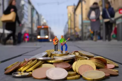 Beinahe wären diese Straßenmusiker auf den Planken von einer Münze erschlagen worden. 