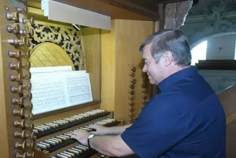 Helge Schulz am oberen Spieltisch der Stumm-Orgel. 